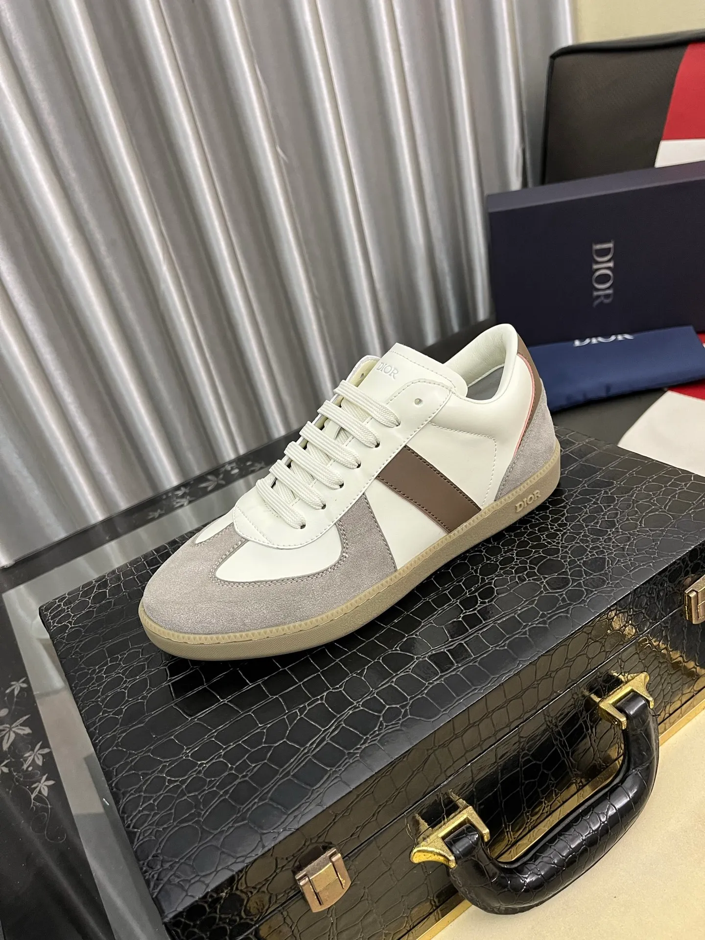 Men's shoes💰380⌚️⌚️[Dior] Dior's new men's genuine leather casual shoes, the highest version on the market, any comparison is welcome🆚! The original leather has excellent texture and is super high-end! Fetal sheep net lining imported from Italy, removable pad! Luxurious materials and fine workmanship, highly recommended! Code number: 38-44